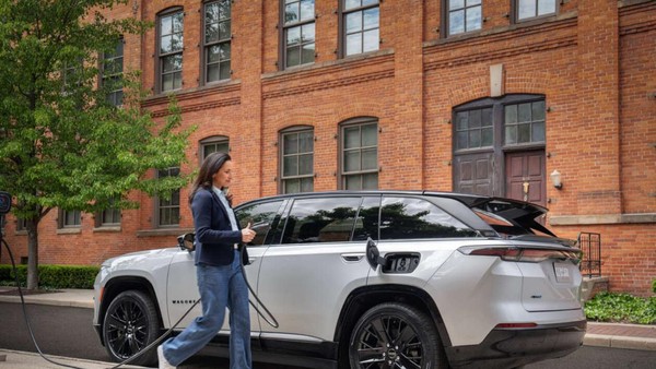 Lihat Lebih Dekat Mobil Listrik Pertama Jeep, Wagoneer S