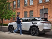 Lihat Lebih Dekat Mobil Listrik Pertama Jeep, Wagoneer S