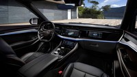 Geser ke bagian interior, mobil ini dilengkapi kluster instrumen digital 12,3 inci, layar sentuh infotainment 12,3 inci, dan layar sentuh sisi penumpang 10,25 inci, sedang layar sentuh lain untuk sistem iklim berada tepat di depan konsol tengah. Foto: Jeep