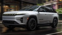 Jeep Wagoneer S dibangun di atas platform Stelantis STLA Large. Produsen mobil Amerika tersebut tidak memberikan informasi pengisian daya secara rinci tetapi mengklaim pengisian daya 20-80% dapat dicapai hanya dalam 23 menit dengan pengisian cepat DC Charging. Foto: Jeep