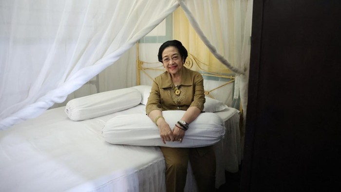 Presiden Kelima RI yang juga Ketua Dewan Pengarah Badan Pembinaan Ideologi Pancasila (BPIP), Prof. Dr.(H.C.) Megawati Soekarnoputri mendatangi Rumah Pengasingan Bung Karno di Kabupaten Ende, Nusa Tenggara Timur (NTT), Jumat (31/5/2024).