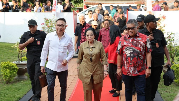 Momen Megawati Kunjungi Rumah Pengasingan Bung Karno di Ende Presiden Kelima RI yang juga Ketua Dewan Pengarah Badan Pembinaan Ideologi Pancasila (BPIP), Prof. Dr.(H.C.) Megawati Soekarnoputri mendatangi Rumah Pengasingan Bung Karno di Kabupaten Ende, Nusa Tenggara Timur (NTT), Jumat (31/5/2024).