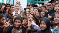 Ratusan masyarakat turut menyambut hangat kedatangan Megawati dan rombongan di rumah Pengasingan Bung Karno.