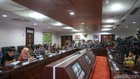 Kebijakan baru soal pemotongan gaji pekerja untuk iuran tabungan perumahan rakyat (Tapera) tengah heboh diperbincangkan masyarakat. Pemerintah memberikan penjelasan menanggapi keresahan dan penolakan masyarakat.