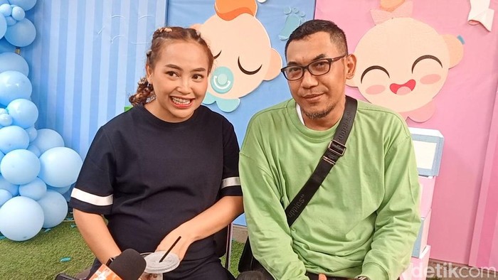 Mpok Alpa dan suami akan mendapatkan anak laki-laki kembar.