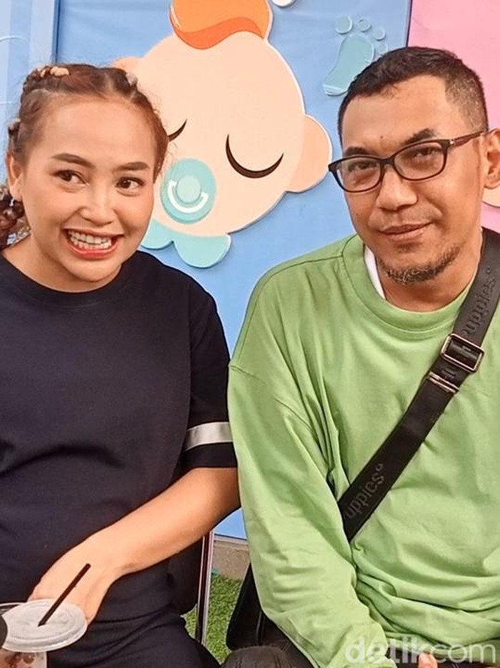 Mpok Alpa Mpok Alpa dan suami akan mendapatkan anak laki-laki kembar.