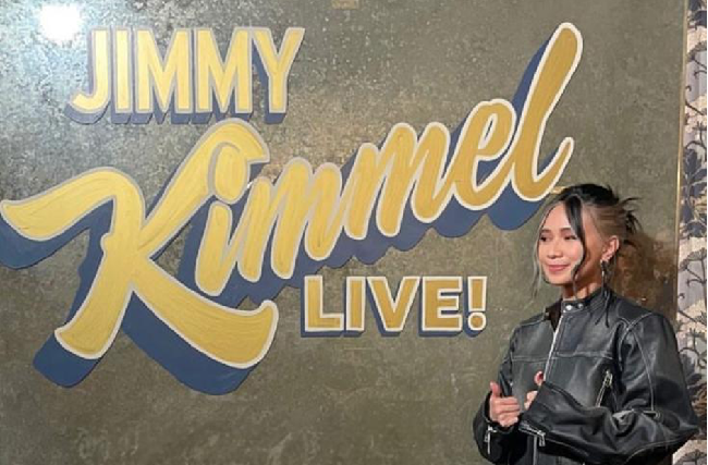 Penampilan NIKI menjadikannya sebagai artis solo Indonesia pertama yang tampil di acara TV ternama Amerika Serikat tersebut. Foto: Instagram/@nikizefanya