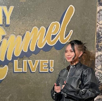 Penampilan NIKI menjadikannya sebagai artis solo Indonesia pertama yang tampil di acara TV ternama Amerika Serikat tersebut. Foto: Instagram/@nikizefanya