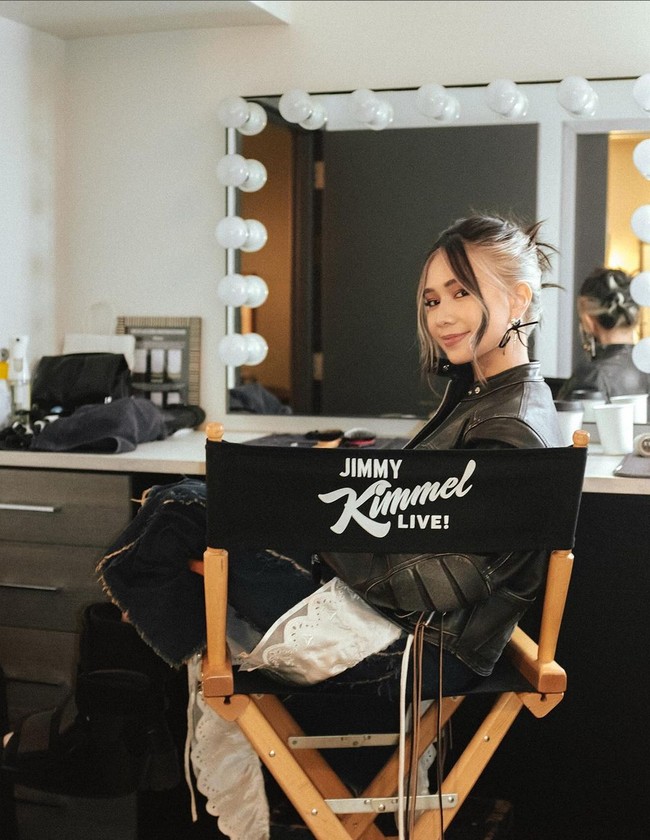NIKI jadi bintang tamu dalam acara bincang-bincang yang dipandu presenter ternama Jimmy Kimmel, pada Rabu (29/5/2024).  Foto: Instagram/@nikizefanya