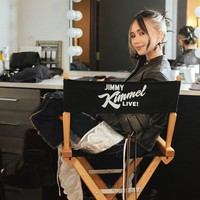 NIKI jadi bintang tamu dalam acara bincang-bincang yang dipandu presenter ternama Jimmy Kimmel, pada Rabu (29/5/2024).  Foto: Instagram/@nikizefanya