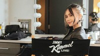 6 Gaya Edgy NIKI Jadi Artis Indonesia Pertama Tampil di Jimmy Kimmel Live!