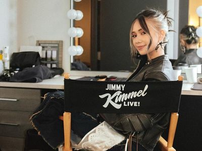 6 Gaya Edgy NIKI Jadi Artis Indonesia Pertama Tampil di Jimmy Kimmel Live!