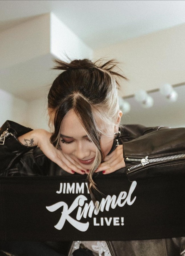 Membawakan single terbarunya ‘Too Much Of A Good Thing’, NIKI tampak mengenakan jaket biker kulit dipadu rok denim dengan aksen lace. Foto: Instagram/@nikizefanya