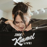 Membawakan single terbarunya ‘Too Much Of A Good Thing’, NIKI tampak mengenakan jaket biker kulit dipadu rok denim dengan aksen lace. Foto: Instagram/@nikizefanya