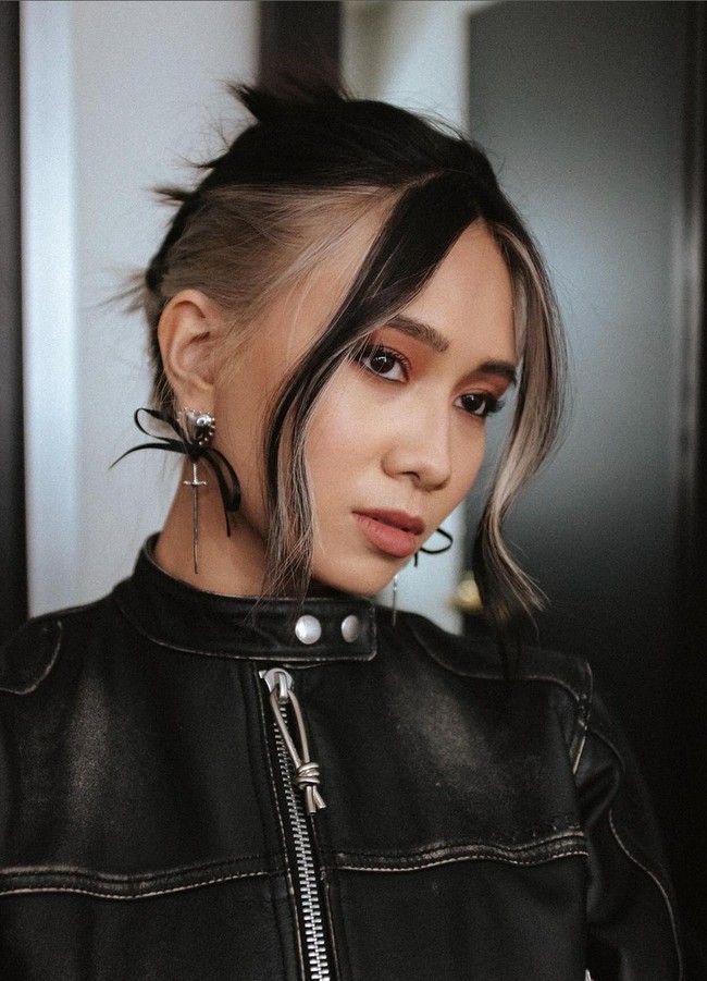 Musisi berusia 25 tahun ini merias wajahnya dengan makeup nuansa terakota. Foto: Instagram/@nikizefanya