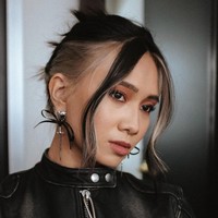 Musisi berusia 25 tahun ini merias wajahnya dengan makeup nuansa terakota. Foto: Instagram/@nikizefanya