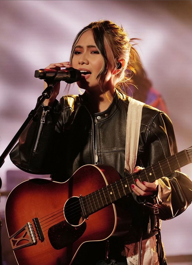 Rambut bercat hitam yang di-highlight pirang disanggul dengan gaya acak namun tetap terlihat chic. Foto: Instagram/@nikizefanya