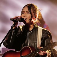 Rambut bercat hitam yang di-highlight pirang disanggul dengan gaya acak namun tetap terlihat chic. Foto: Instagram/@nikizefanya