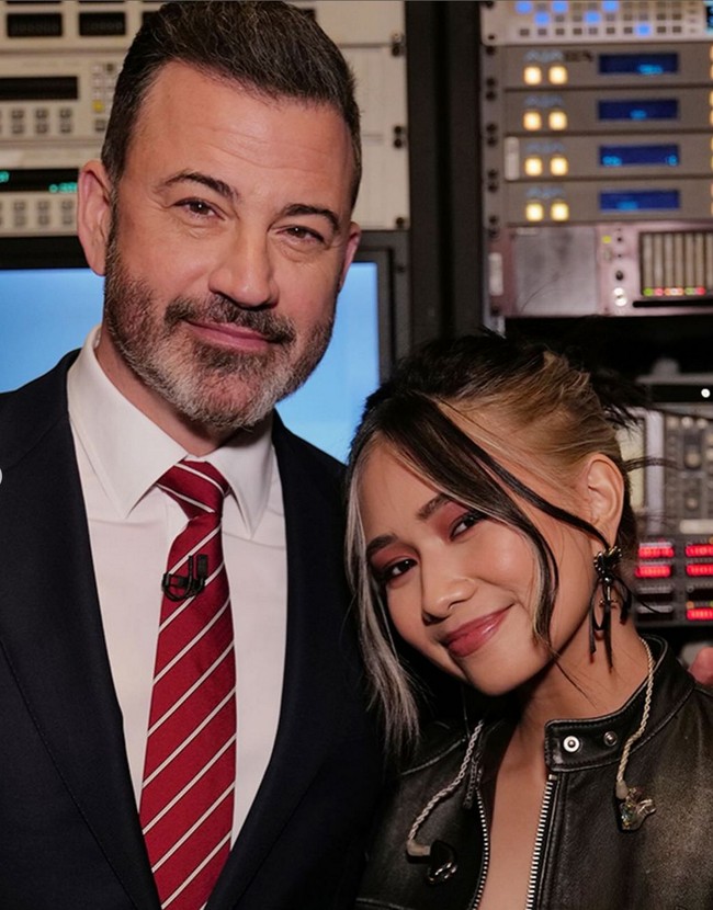 Lagu yang dibawakan NIKI merupakan bagian dari album ketiganya, bertajuk ‘Buzz’. Album tersebut dijadwalkan rilis pada 9 Agustus 2024. Foto: Instagram/@nikizefanya