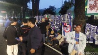 Laga final Championship Series antara Madura United dan Persib ini dijadikan peluang mencari cuan oleh penjual atribut Persib(Foto: Wisma Putra/detikJabar)