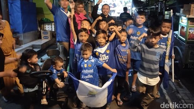 Nobar warga di kawasan gang Kota Bandung untuk mendukung Persib menjadi juara.