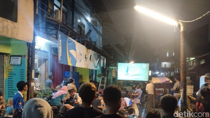 Nobar warga di kawasan gang Kota Bandung untuk mendukung Persib menjadi juara.