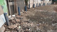 Dalam catatan detikcom, proses pengerjaan normalisasi Ciliwung di Rawajati ini sudah dilakukan sejak awal Mei 2024 kemarin saat pemerintah selesai melakukan pembebasan lahan. Rencananya pengerjaan fisik kali di kawasan ini akan dilakukan sepanjang 200 meter. Foto: Ignacio Geordy Oswaldo