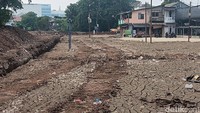Proses normalisasi ini tengah berlangsung di sepanjang sisi sungai kawasan Rawajati, Pancoran, Jakarta Selatan.Berdasarkan pantauan detikcom di lokasi, Jumat (31/5/2024), proses normalisasi di kawasan ini sudah di tahap penggusuran rumah-rumah yang berada tepat di bantaran kali. Proses penggusuran ini setidaknya sudah dilakukan kurang lebih sepanjang 150 meter di tepi kali. Foto: Ignacio Geordy Oswaldo