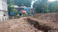Di setiap sisi area penggusuran yang berkenaan langsung dengan rumah warga juga sudah dipasang patok berwarna biru sebagai tanda batas proyek. Kemudian di sepanjang jalur proyek ini juga sudah dipasang plang berwarna biru tua sebagai penanda kepemilikan lahan. Foto: Ignacio Geordy Oswaldo
