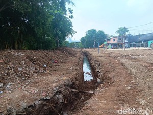 Rumah-rumah Sudah Rata di Proyek Normalisasi Ciliwung Rawajati!