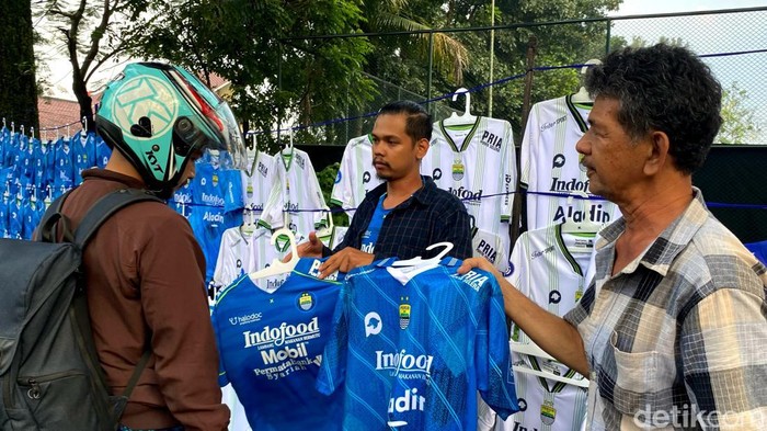 Pedagang atribut Persib Bandung menjamur di sekitar Stadion Siliwangi, Kota Bandung.