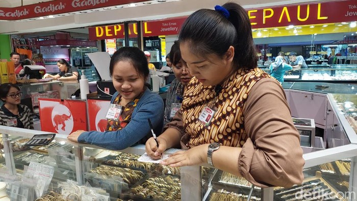 Pedagang emas di Pasar Wonokromo Surabaya