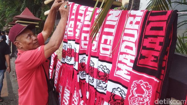 Pedagang Jersei di Stadion Gelora Bangkalan