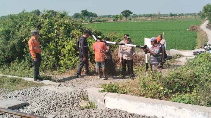 pemasangan portal pelintasan sebidang di Deket, Lamongan