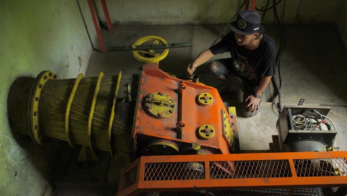 Pembangkit listrik mikro hidro Seorang warga membuka saluran bak penenang air turbin yang merupakan Pembangkit Listrik Tenaga Mikro Hidro (PLTMH) di Desa Sumberwuluh, Kecamatan Candipuro, Lumajang, Jawa Timur, Jumat (31/5/2024). Sumber energi terbarukan yang dikembangkan swadaya dari tahun 1992 tersebut mampu menghasilkan listrik rata-rata 20.000-30.000 kilowatt pada kondisi debit air normal untuk mengakomodasi listrik ke 116 kk di wilayah itu. ANTARA FOTO/Irfan Sumanjaya/Spt.