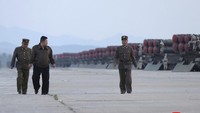 Dalam foto tak bertanggal yang diberikan pada Jumat, 31 Mei 2024 oleh pemerintah Korea Utara, pemimpin Korea Utara Kim Jong Un, mengawasi latihan penembakan di tempat yang dirahasiakan di Korea Utara.  