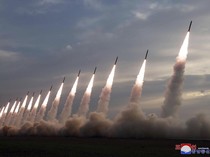 Korut Pamer Kekuatan, Peringatkan AS Jangan Main Api di Iran