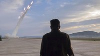 Seperti dilansir AFP, Kamis (30/5/2024), peluncuran itu dilakukan Korut setelah gagal meluncurkan satelit mata-mata kedua mereka ke orbit luar angkasa pada Senin (27/5) waktu setempat. Usai kegagalan itu, pemimpin Korut Kim Jong Un bersumpah untuk tidak berhenti mengembangkan proyek pengintaian luar angkasa.  