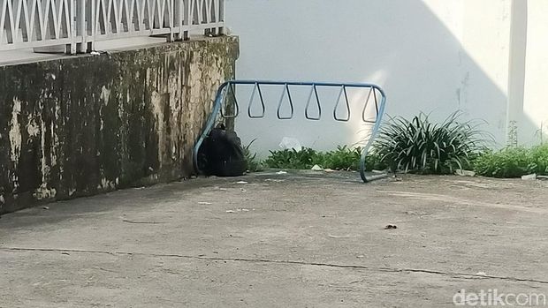Penampakan tas hitam mencurigakan di bawah stasiun LRT Sumsel.