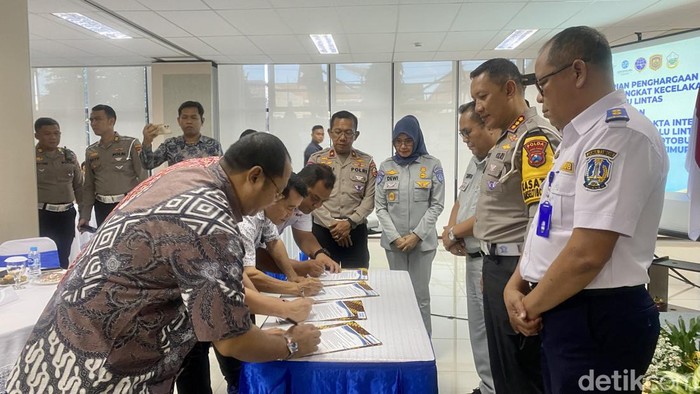 Penandatanganan pakta integritas PO bus, kepolisian, dan jasa raharja.