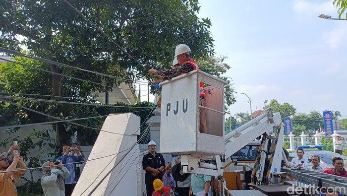 Penataan kabel melintang di kawasan dekat Balai Kota Jogja, Jumat (31/5/2024).