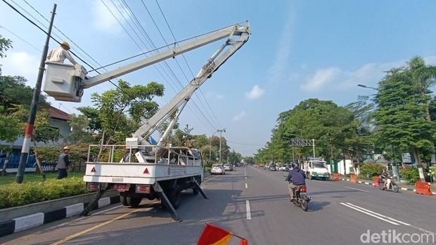 Penataan kabel melintang di kawasan dekat Balai Kota Jogja, Jumat (31/5/2024).