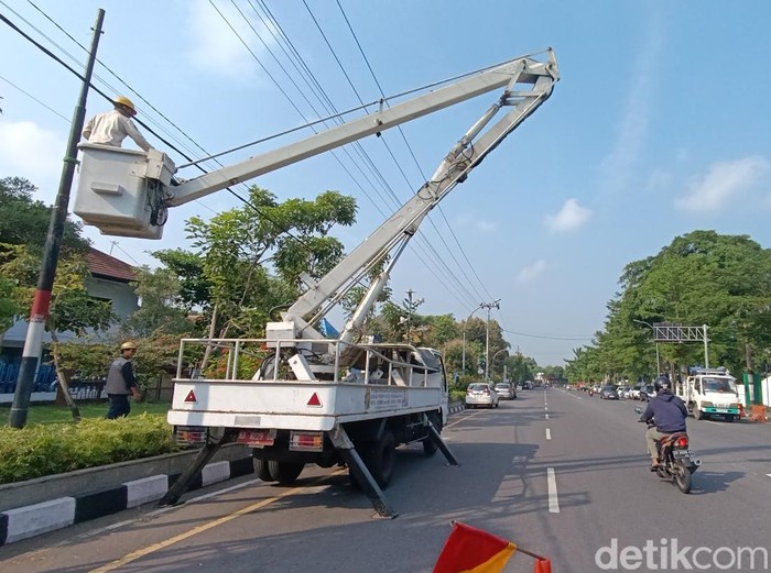 Penataan kabel melintang di kawasan dekat Balai Kota Jogja, Jumat (31/5/2024).