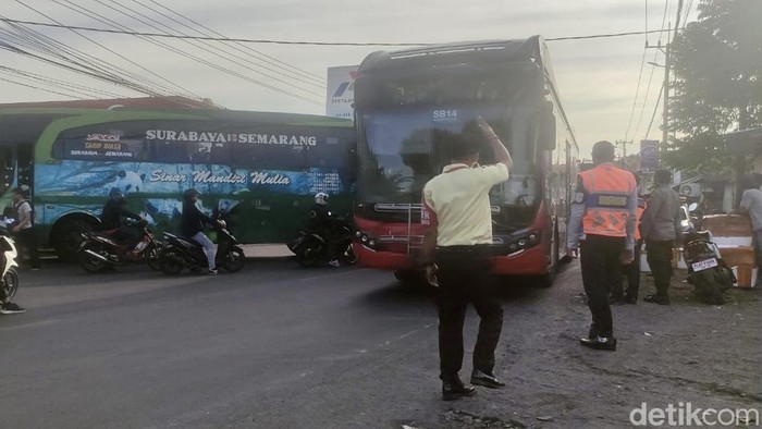 Penertiban bus Bungurasih