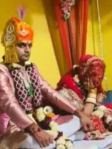 Pengantin tertidur saat berada di resepsi pernikahan Pengantin tertidur saat berada di resepsi pernikahan, viral di media sosial