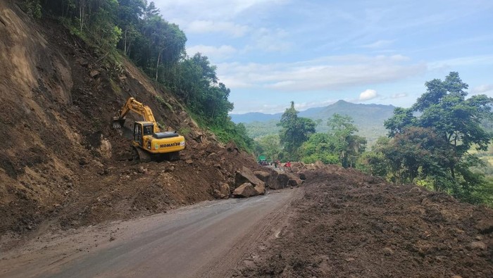 Pengerjaan jalan di Tompo Ladang poros Maros-Bone, Sulsel.