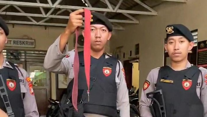 Polisi saat mengamankan satu gesper yang digunakan satu darirombongan pelajar menyerang salah satu SMP Negeri di Kasihan, Bantul.