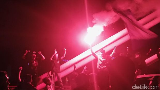Perayaan kemenangan bobotoh Persib di flyover Pasupati