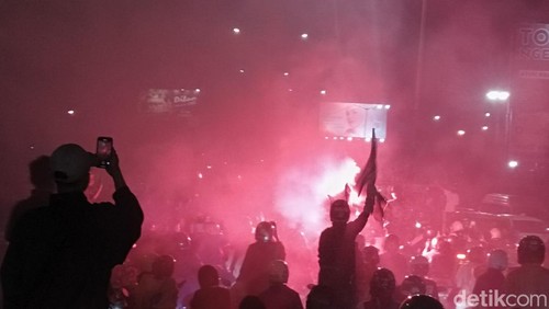 Perayaan kemenangan bobotoh Persib di flyover Pasupati