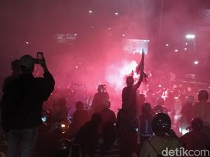 1 Bobotoh Kritis Usai Terjatuh di Flyover Pasupati Saat Konvoi Persib